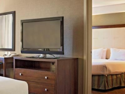 Express & By Ihg 2* Logan